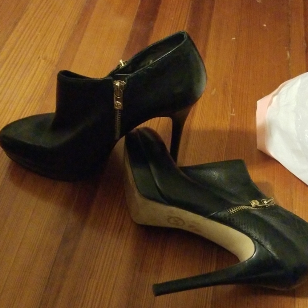 Gently used Michael Kors booties size 9M.